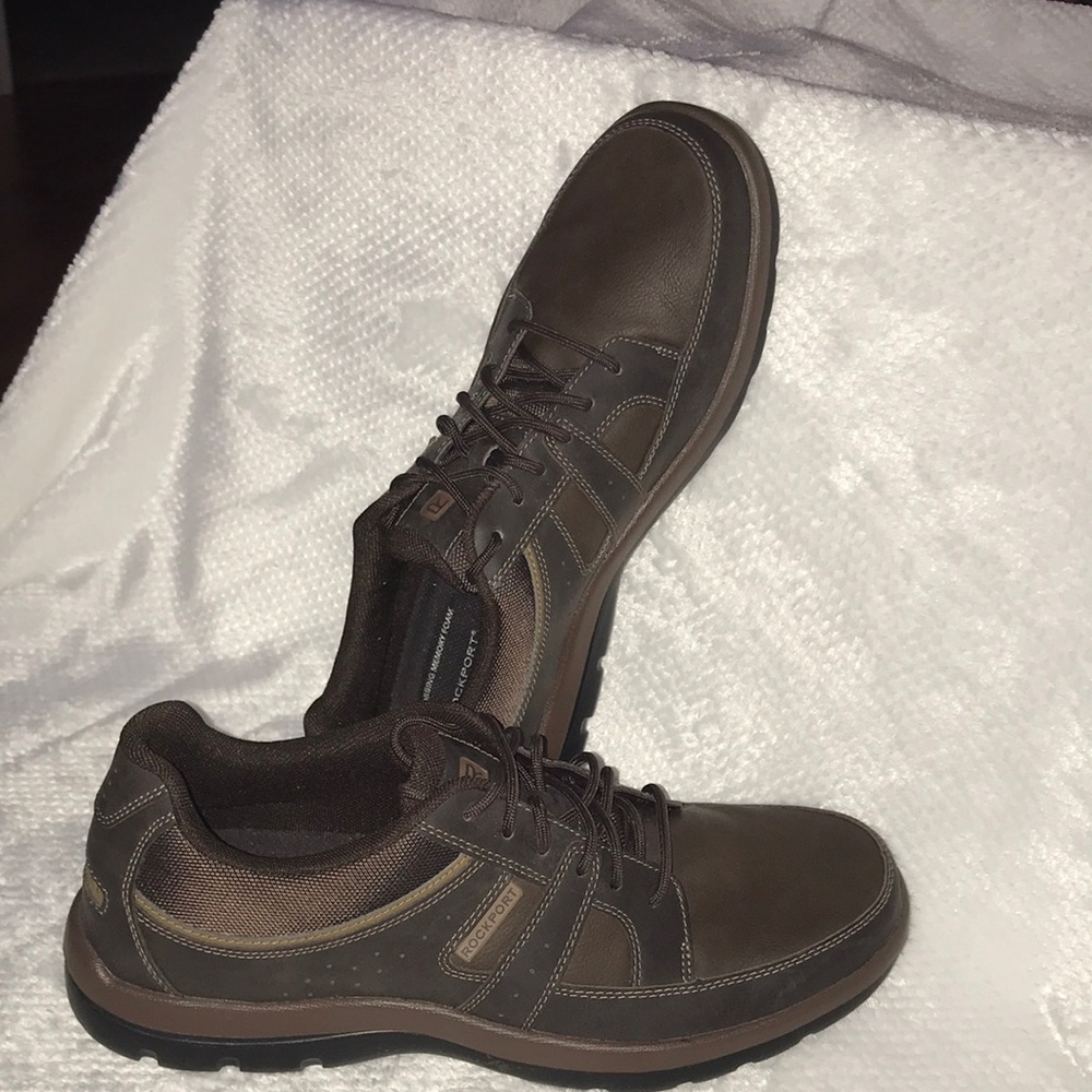 Men’s Rockport brown shoes size 10. Leather upper. Lightweight, memory foam.